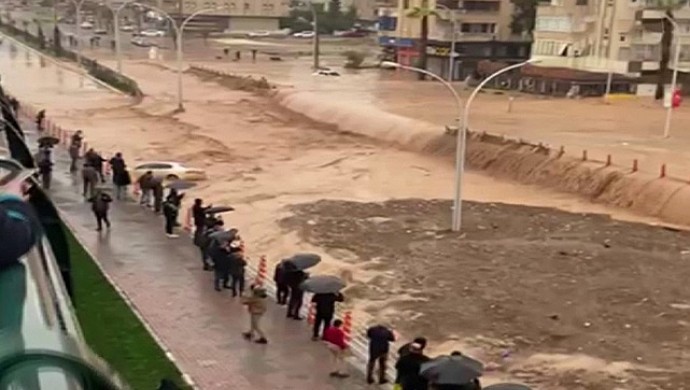 Urfa’da yağış ve su baskınları: 6 kişi tünelde mahsur kaldı