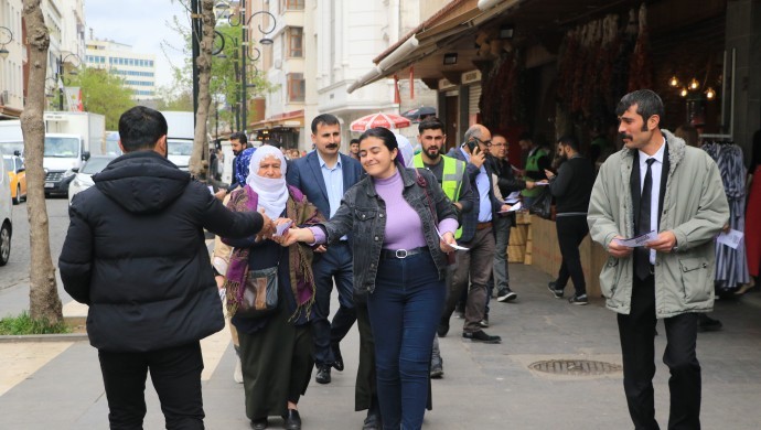 Diyarbakır’da milletvekili aday adayları el bildirisi dağıttı
