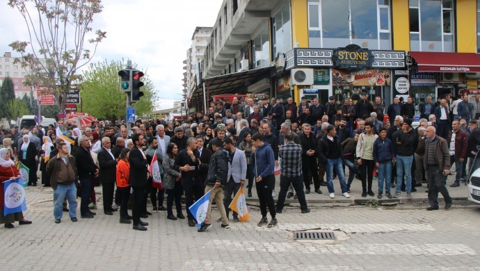 Kozluk’ta binler Yeşil Sol Parti seçim bürosuna yürüdü