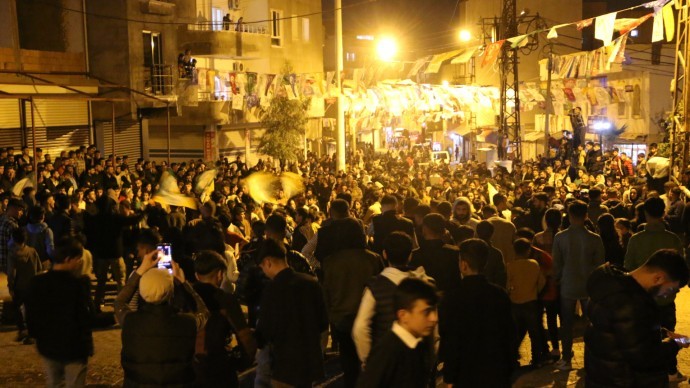 Cizre’de binler toplandı: AKP gidecek, halklar kazanacak!