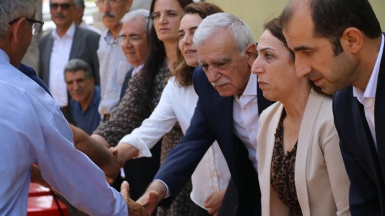 Bismil’deki aileler arasında barış girişimi: Ahmet Türk kendi ailesinden örnek verdi