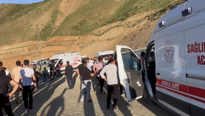 Berivanları taşıyan minibüs devrildi: 15 kişi yaralandı