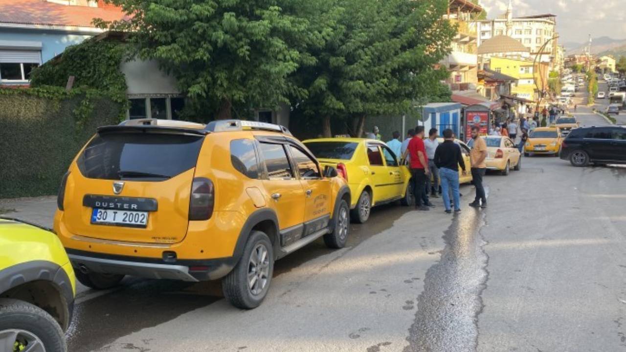 Şemdinli’de taksiciler kontak kapattı