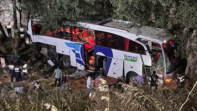 Otobüs şarampole yuvarlandı: 12 kişi hayatını kaybetti