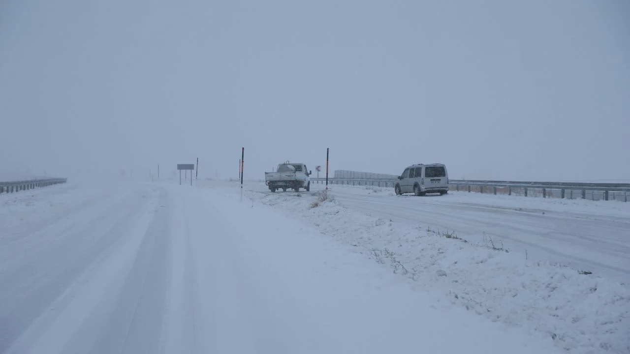 4 ilde ulaşıma kar engeli: Yollar kapandı