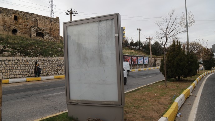 Kayyım Mardin’deki billboardları seçim öncesi tehditle kiraladı