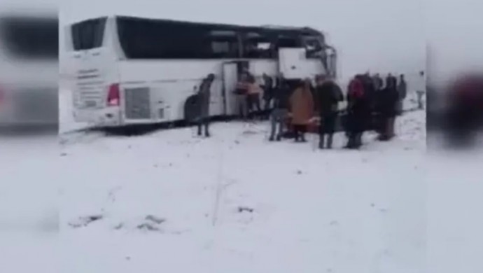 Kars’ta otobüs kazası: 2 ölü, 8 yaralı
