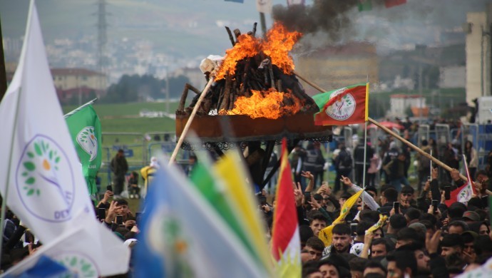 Cizre’de Yağmur çamur dinlemeden Newroz ateşini yaktılar