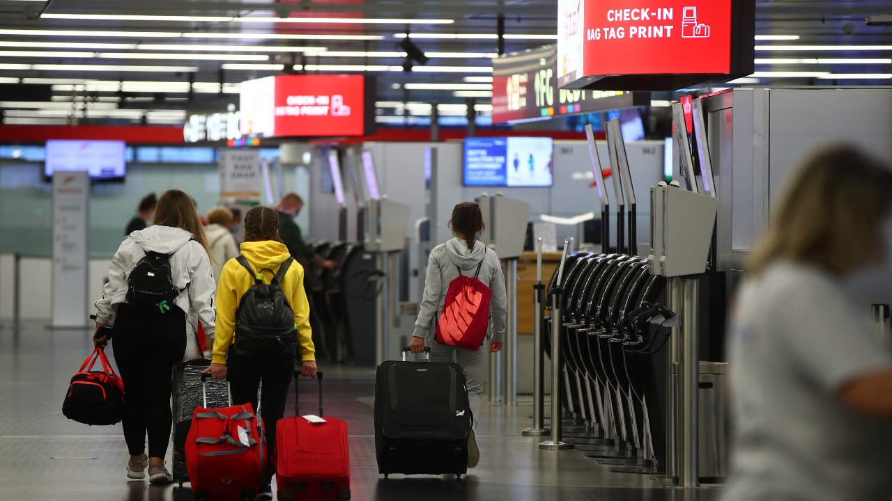 Avusturya’dan Türkiye’ye giden iki yolcunun bavulunda 700 bin euro nakit para bulundu