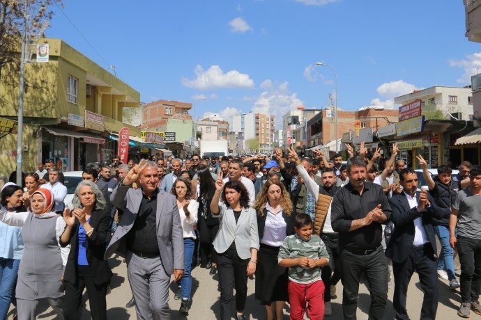 Hilvan’da halk ‘hırsız AKP işbirlikçi YSK’ sloganıyla yürüdü