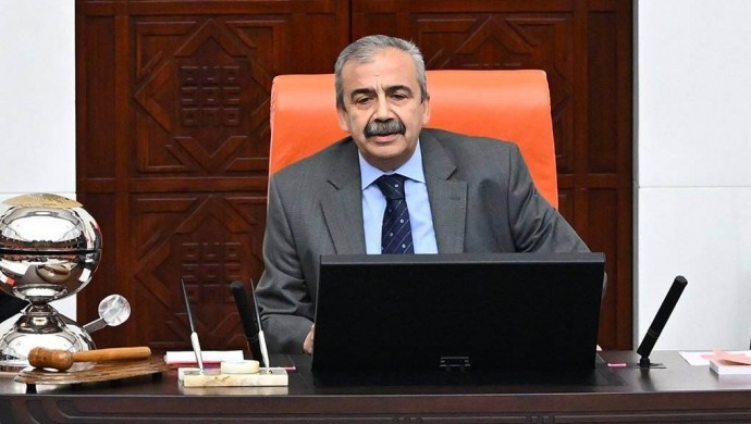Sırrı Süreyya Önder Meclis oturumunda rahatsızlandı