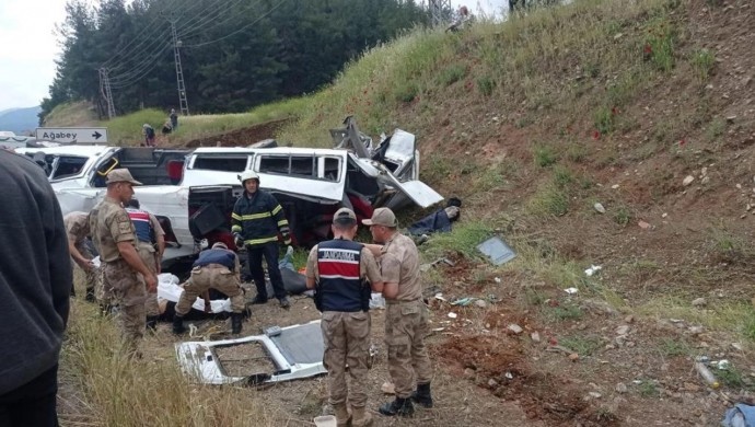 Beton mikseri  ile yolcu minibüsü çarpıştı: 8 kişi yaşamını yitirdi