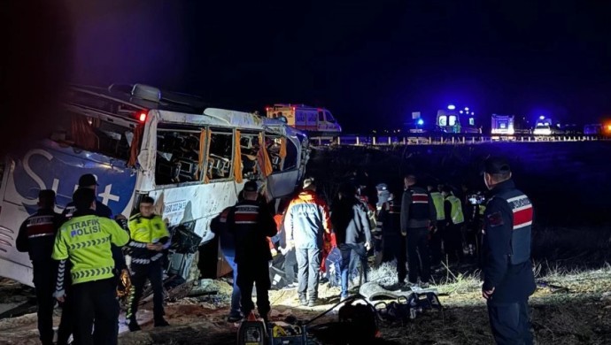 Yolcu otobüsü devrildi: 2 ölü, 6’sı ağır 34 yaralı