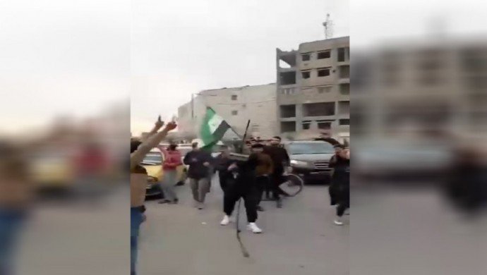Reqa’da Suriye bayrağının göndere çekilmesi sırasında paramiliter yapılar, kalabalığa rastgele ateş açtı, en az 34 kişi yaralandı.